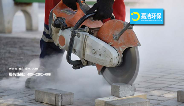 工作环境产生大量的粉尘，使用工业吸尘器